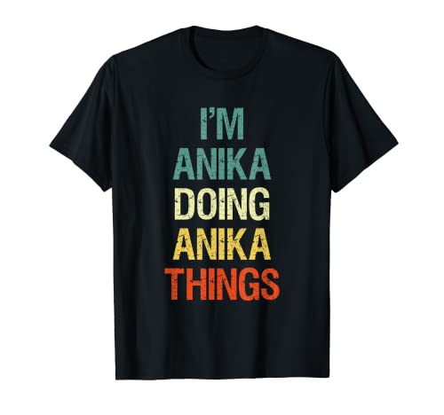 I'M Anika Doing Anika Things Regalo personalizado con el pri Camiseta