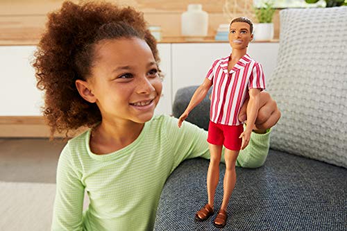 Barbie Ken 60 Aniversario Muñeco con bañador y camisa a la moda, regalo para niñas y niños +3 años (Mattel GRB42)