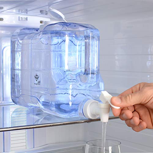 Dispensador de agua con grifo Bar Amigos de plástico PETG para frigorífico. Depósito para bebidas rellenable ideal para oficina, acampada, zumos y cócteles