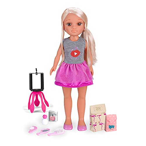 Nancy - Un Día como Youtuber, muñeca con accesorios de belleza, cajas para hacer unboxings, un trípode soporte para el móvil y una App segura para hacer videos para niños, FAMOSA (700014272)