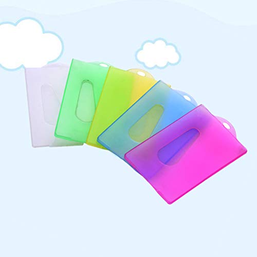 Toyvian 20 protectores de plástico para tarjetas de identificación, tarjetas de autobús, tarjetas de estudiante con agujero para empleados (color al azar)