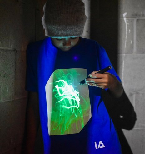 Illuminated Apparel Camiseta con diseño Interactivo con luz Que Brilla en la Oscuridad (Azul/Verde, 9-11 Años)