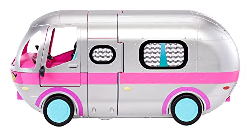 LOL Surprise OMG Glamper Caravana de moda con más de 55 sorpresas, amueblada con piscina iluminada, tobogán de agua, literas, bar, baño, armario, barbacoa y cabina de DJ - Edad: 6+