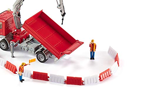 siku 3534 Camión con zona de carga y grúa, Incl. 2 figuras de juguete y 12 barreras de tráfico, 1:50, Metal/Plástico, Rojo