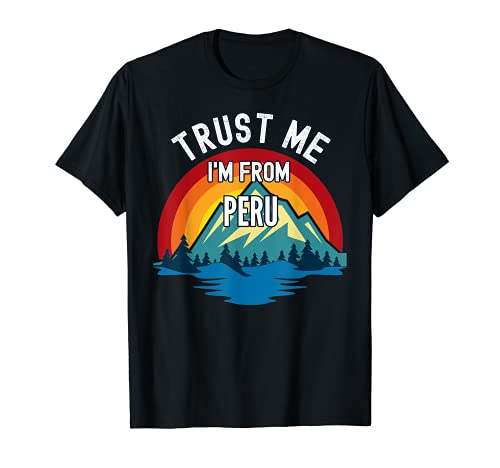 Trust Me I'm From Perú Montaña Colorida Estilo Vintage Camiseta