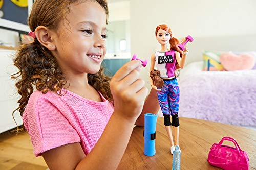 Barbie Bienestar, muñeca con ropa deportiva y accesorios, regalo para niñas y niños 3-9 años (Mattel GJG57)