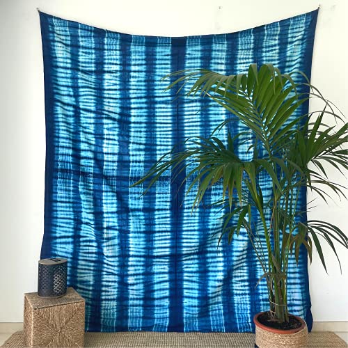 MOMOMUS Tapiz Shibori Tie Dye - 100% Algodón, Grande, Multiuso - Pareo/Toalla de Playa Gigante - Manta de Picnic Ligera o Alfombra Antiarena XXL - Azul D, 210x230 cm