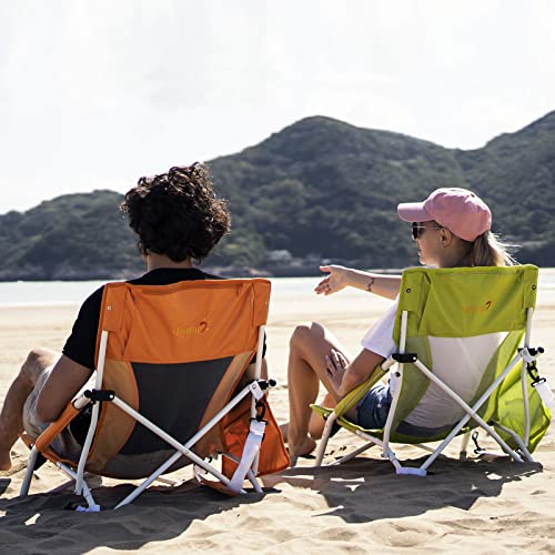 SUNNYFEEL Silla de playa plegable baja, sillas de camping ligeras con respaldo de malla, apoyabrazos acolchados, sillas reclinables para vacaciones al aire libre (naranja brillante)