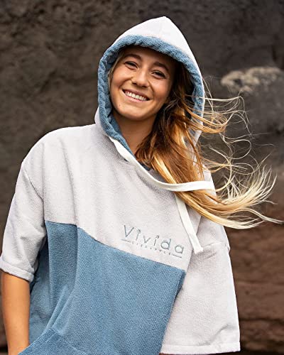 Vivida Lifestyle, Poncho Towel with Hood for Changing, Quick Dry Fabric and Easy Access to Underarms, Large Pocket, for The Beach, Surf (S-M, Gris Escarchado / Azul Mineral)