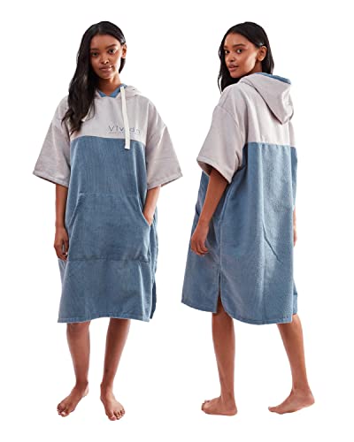 Vivida Lifestyle, Poncho Towel with Hood for Changing, Quick Dry Fabric and Easy Access to Underarms, Large Pocket, for The Beach, Surf (S-M, Gris Escarchado / Azul Mineral)