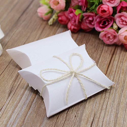 Amajoy Paquete de 50 Pequeñas cajas de almohadas de papel blancas Bolsas de dulces para el favor de la boda Regalos para el favor del partido con 50pc Twine blanco