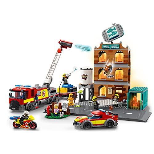 LEGO 60321 City Cuerpo de Bomberos, Set de Edificio con Llamas Plegables y Camión, Juguete para Niños 7 Años con Mini Figuras