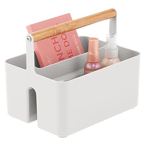 mDesign Cesta con asa para el baño – Caja organizadora con 2 compartimentos para cosméticos, maquillaje o pintaúñas – Organizador de cosméticos portátil de plástico con asa de madera – gris claro