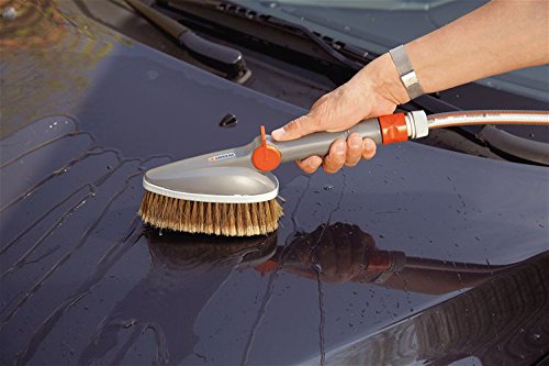 Cepillo de limpieza manual GARDENA: cepillo de limpieza conductor de agua, ideal para la limpieza de los muebles del jardín (5574-20)