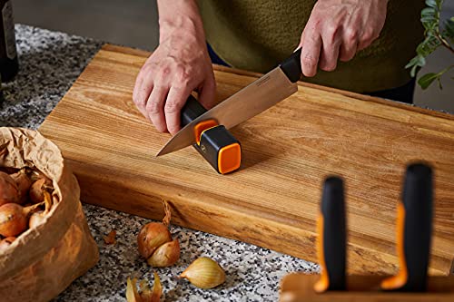 Fiskars Afilador de cuchillos para el afilado de hojas de acero, Piedra de moler cerámica, Edge, Roll-Sharp, Negro/Naranja, 1003098